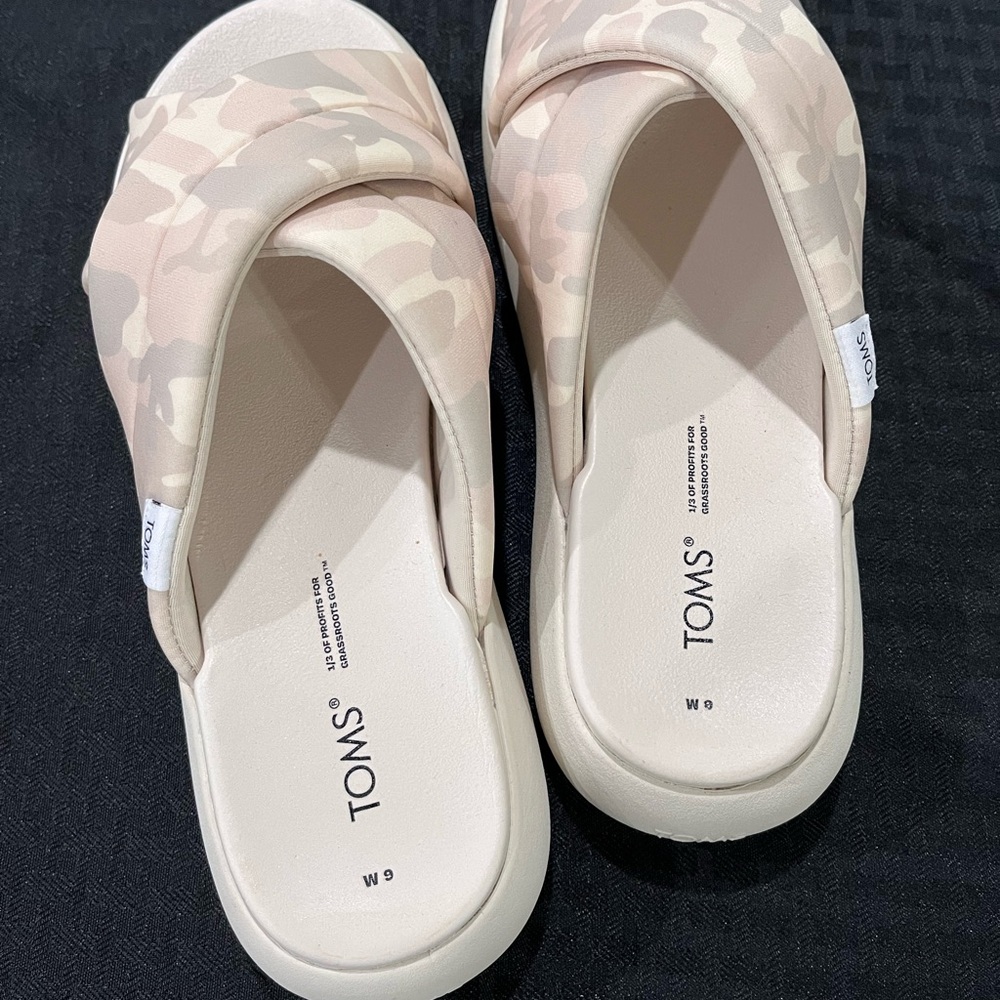 TOMS Women's Cream and Tan Camo Mules
